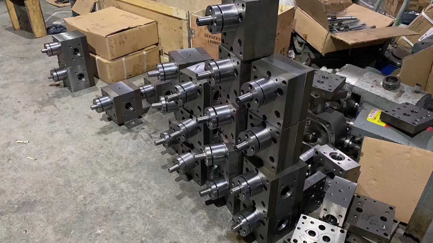 口罩熔噴布熔體計量泵在熔噴布生產線中輸送熔體到擠出機熔噴模頭