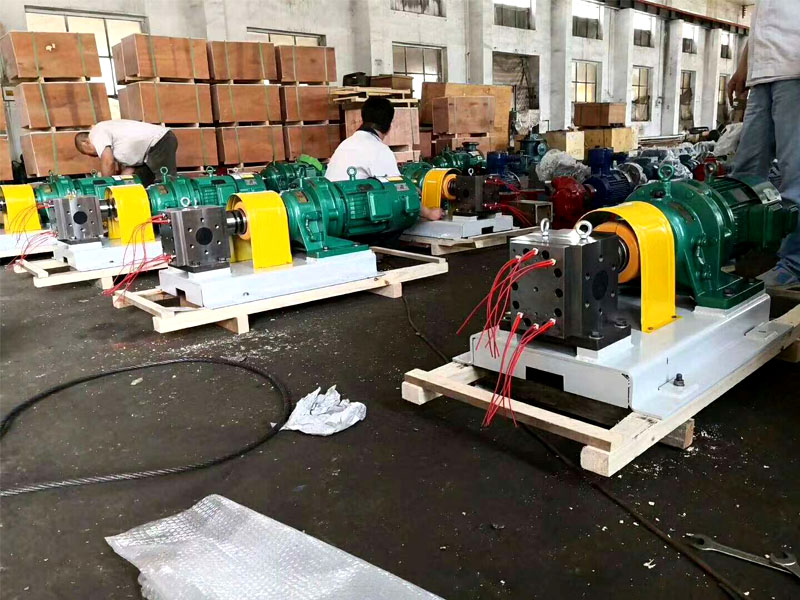 熔噴布螺桿擠出機高精度熔體計量泵輸送熔體到噴頭噴布質量好